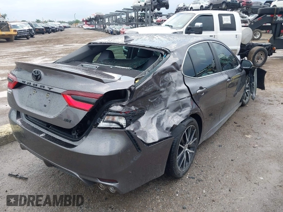 2023 Toyota Camry SE z VIN 4T1T11AK8PU802097, wystawiony jako IAAI lot #42389754 z przebiegiem 19 732 mil mil oraz . Historia ofert i sprzedaży dostępna na DreamBid. Obrazek 4.