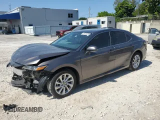 2023 Toyota Camry LE z VIN 4T1R11AK8PU820092, wystawiony jako Copart lot #57649225 z przebiegiem 30 706 mil mil oraz Nie do naprawy • Non repairable. Historia ofert i sprzedaży dostępna na DreamBid. Obrazek 1.