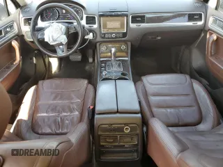 2013 Volkswagen Touareg Sport с VIN WVGEP9BP0DD010408, выставлен на аукционе Copart как лот 75854084 с пробегом 159 863 миль миль и Списание • Salvage title. История ставок и продаж доступна на DreamBid. Изображение 8.