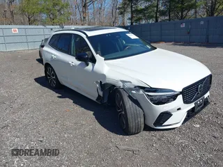 2023 Volvo XC60 Plus Dark Theme z VIN YV4L12RW3P1332481, wystawiony jako IAAI lot #41836191 z przebiegiem 25 095 mil mil oraz . Historia ofert i sprzedaży dostępna na DreamBid. Obrazek 1.