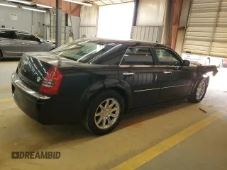 2005 Chrysler 300 C z VIN 2C3JA63H95H577428, wystawiony jako Copart lot #50975795 z przebiegiem 130 630 mil mil oraz Szkoda całkowita • Salvage title. Historia ofert i sprzedaży dostępna na DreamBid. Obrazek 3.