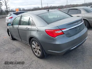 2011 Chrysler 200 Touring z VIN 1C3BC1FB2BN602536, wystawiony jako IAAI lot #41858171 z przebiegiem Nie podano mil oraz . Historia ofert i sprzedaży dostępna na DreamBid. Obrazek 3.