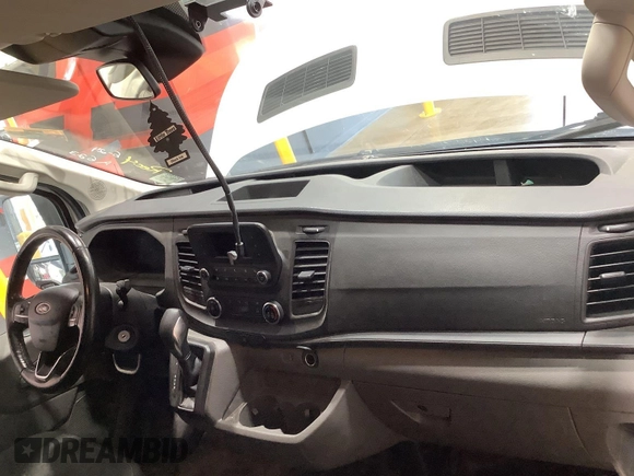 2020 Ford Transit Cargo z VIN 1FTBR1Y8XLKB06141, wystawiony jako IAAI lot #42642640 z przebiegiem 123 417 mil mil oraz . Historia ofert i sprzedaży dostępna na DreamBid. Obrazek 9.