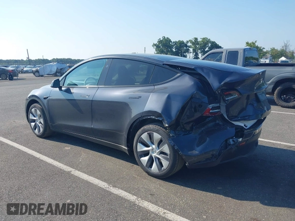 2024 Tesla Model Y Long Range z VIN 7SAYGDEEXRA263444, wystawiony jako IAAI lot #40199252 z przebiegiem 9 540 mil mil oraz . Historia ofert i sprzedaży dostępna na DreamBid. Obrazek 3.