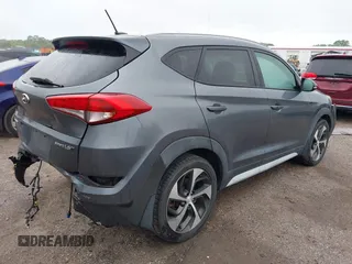 2017 Hyundai Tucson Value z VIN KM8J33A28HU399978, wystawiony jako IAAI lot #41987370 z przebiegiem 96 958 mil mil oraz . Historia ofert i sprzedaży dostępna na DreamBid. Obrazek 4.