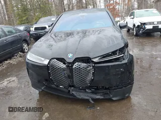 2024 BMW iX xDrive50 z VIN WB523CF04RCR31259, wystawiony jako IAAI lot #41559235 z przebiegiem Nie podano mil oraz . Historia ofert i sprzedaży dostępna na DreamBid. Obrazek 12.