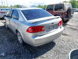2008 Kia Optima LX z VIN KNAGE123385225909, wystawiony jako IAAI lot #42184219 z przebiegiem 118 300 mil mil oraz . Historia ofert i sprzedaży dostępna na DreamBid. Obrazek 3.