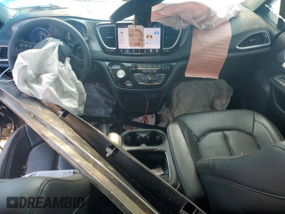 2022 Chrysler Pacifica Touring L with VIN 2C4RC1BG8NR152314, listed as a Copart auction lot 50923955 with 32,893 mi miles and Salvage Title. Bid and sale history available at DreamBid. Image 8.