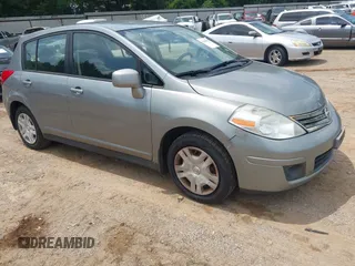 2011 Nissan Versa S z VIN 3N1BC1CP3BL497925, wystawiony jako IAAI lot #42440827 z przebiegiem 202 279 mil mil oraz . Historia ofert i sprzedaży dostępna na DreamBid. Obrazek 1.