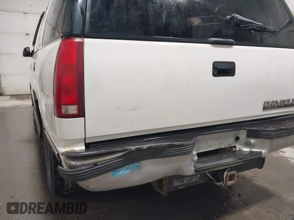 1999 Chevrolet Tahoe Z71 z VIN 1GNEK13R0XJ364222, wystawiony jako IAAI lot #41988710 z przebiegiem 204 577 mil mil oraz . Historia ofert i sprzedaży dostępna na DreamBid. Obrazek 6.