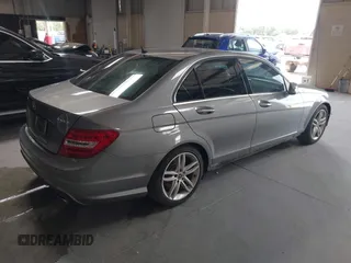 2012 Mercedes-Benz C 300 Sport z VIN WDDGF8BB2CR226900, wystawiony jako IAAI lot #42281921 z przebiegiem 186 173 mil mil oraz . Historia ofert i sprzedaży dostępna na DreamBid. Obrazek 4.