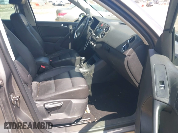 2011 Volkswagen Tiguan SEL z VIN WVGBV7AX5BW512203, wystawiony jako IAAI lot #42273838 z przebiegiem 157 072 mil mil oraz . Historia ofert i sprzedaży dostępna na DreamBid. Obrazek 5.