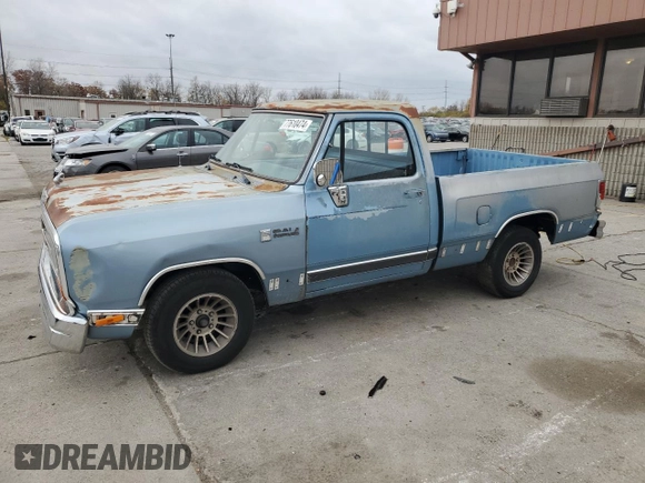 1988 Dodge D/W 100 z VIN 1B7FD04X1JS635451, wystawiony jako Copart lot #77610474 z przebiegiem 74 691 mil mil oraz Nie do naprawy • Non repairable. Historia ofert i sprzedaży dostępna na DreamBid. Obrazek 1.