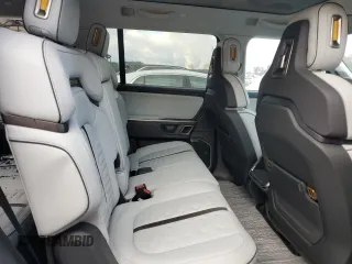 2023 Rivian R1S Launch Edition z VIN 7PDSGABL9PN022280, wystawiony jako Copart lot #83526124 z przebiegiem 51 mil mil oraz Szkoda całkowita • Salvage title. Historia ofert i sprzedaży dostępna na DreamBid. Obrazek 11.