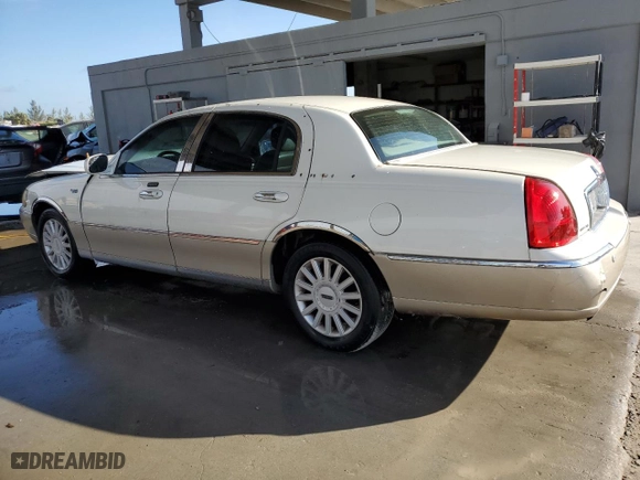 2005 Lincoln Town Car Signature Limited with VIN 1LNHM82W35Y662117, listed as a Copart auction lot 84453374 with 163,221 mi miles and Salvage Title. Bid and sale history available at carsss.com. Image 2.