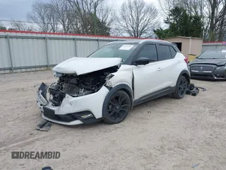 2020 Nissan Kicks SR z VIN 3N1CP5DV9LL494266, wystawiony jako IAAI lot #41699485 z przebiegiem 74 070 mil mil oraz . Historia ofert i sprzedaży dostępna na DreamBid. Obrazek 2.