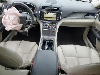 2017 Lincoln Continental Reserve z VIN 1LN6L9NC7H5602929, wystawiony jako Copart lot #57678775 z przebiegiem 24 827 mil mil oraz Szkoda całkowita • Salvage title. Historia ofert i sprzedaży dostępna na DreamBid. Obrazek 8.
