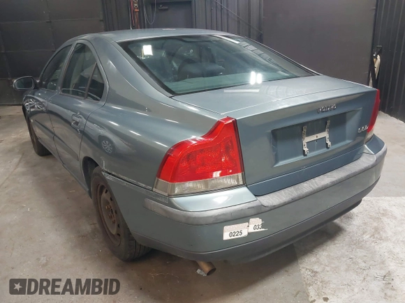 2001 Volvo S60 with VIN YV1RS61R412069484, listed as a IAAI auction lot 41598380 with 185,219 mi miles. Bid and sale history available at carsss.com. Image 3.