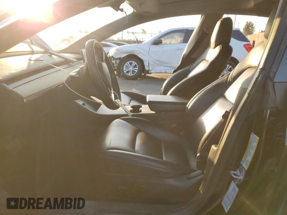 2019 Tesla Model 3 Mid Range z VIN 5YJ3E1EA8KF306096, wystawiony jako Copart lot #82712354 z przebiegiem 170 775 mil mil oraz Szkoda całkowita • Salvage title. Historia ofert i sprzedaży dostępna na DreamBid. Obrazek 7.