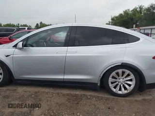 2017 Tesla Model X 90D z VIN 5YJXCDE23HF067843, wystawiony jako IAAI lot #42347649 z przebiegiem Nie podano mil oraz . Historia ofert i sprzedaży dostępna na DreamBid. Obrazek 13.