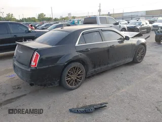 2013 Chrysler 300 S z VIN 2C3CCABT8DH709962, wystawiony jako IAAI lot #42070142 z przebiegiem 156 690 mil mil oraz . Historia ofert i sprzedaży dostępna na DreamBid. Obrazek 4.