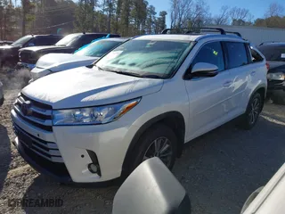 2019 Toyota Highlander SE with VIN 5TDJZRFH0KS571466, listed as a IAAI auction lot 41822970 with 57,639 mi miles. Bid and sale history available at carsss.com. Image 17.