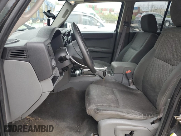 2007 Jeep Commander Sport z VIN 1J8HG48K97C527502, wystawiony jako Copart lot #52362625 z przebiegiem 156 639 mil mil oraz Czysty tytuł • Clean title. Historia ofert i sprzedaży dostępna na DreamBid. Obrazek 7.