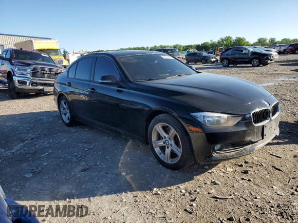 2015 BMW 3 Series 328i xDrive z VIN WBA3B5C56FF960700, wystawiony jako Copart lot #56754225 z przebiegiem 121 966 mil mil oraz Szkoda całkowita • Salvage title. Historia ofert i sprzedaży dostępna na DreamBid. Obrazek 4.
