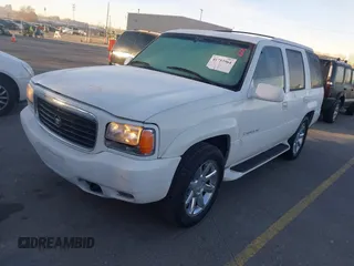 2000 Cadillac Escalade z VIN 1GYEK13R8YR146809, wystawiony jako IAAI lot #41753964 z przebiegiem 156 376 mil mil oraz . Historia ofert i sprzedaży dostępna na DreamBid. Obrazek 2.