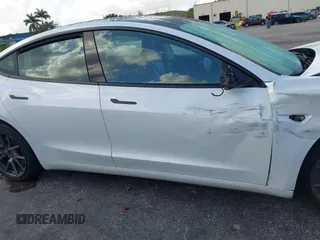 2022 Tesla Model 3 z VIN 5YJ3E1EA5NF164309, wystawiony jako IAAI lot #42195114 z przebiegiem 72 912 mil mil oraz . Historia ofert i sprzedaży dostępna na DreamBid. Obrazek 18.
