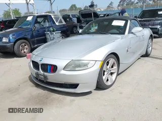 2007 BMW Z4 3.0i z VIN 4USBU33527LW70285, wystawiony jako IAAI lot #42201075 z przebiegiem 116 829 mil mil oraz . Historia ofert i sprzedaży dostępna na DreamBid. Obrazek 2.