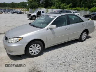 2006 Toyota Camry STD z VIN 4T1BE30K36U663895, wystawiony jako Copart lot #56007055 z przebiegiem 128 921 mil mil oraz Szkoda całkowita • Salvage title. Historia ofert i sprzedaży dostępna na DreamBid. Obrazek 1.