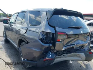 2025 Honda Pilot EX-L z VIN 5FNYG2H43SB010172, wystawiony jako IAAI lot #42262312 z przebiegiem 9 853 mil mil oraz . Historia ofert i sprzedaży dostępna na DreamBid. Obrazek 3.