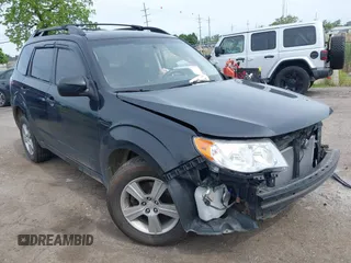 2011 Subaru Forester X z VIN JF2SHABC6BH708306, wystawiony jako IAAI lot #42390243 z przebiegiem 145 066 mil mil oraz . Historia ofert i sprzedaży dostępna na DreamBid. Obrazek 1.
