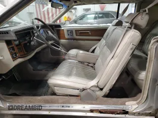 1984 Cadillac Eldorado z VIN 1G6AL5785EE630873, wystawiony jako Copart lot #82896404 z przebiegiem 3 839 mil mil oraz Czysty tytuł • Clean title. Historia ofert i sprzedaży dostępna na DreamBid. Obrazek 7.