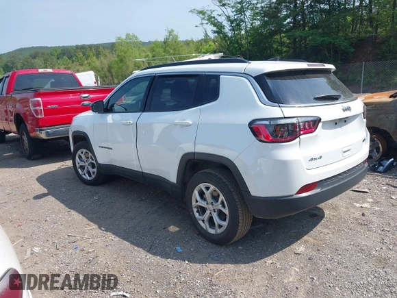 2024 Jeep Compass Latitude with VIN 3C4NJDBN4RT124422, listed as a IAAI auction lot 42152395 with 33,567 mi miles. Bid and sale history available at carsss.com. Image 3.