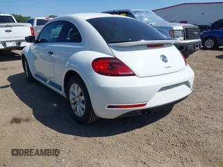 2018 Volkswagen Beetle S z VIN 3VWFD7AT4JM715004, wystawiony jako IAAI lot #41986453 z przebiegiem 76 130 mil mil oraz . Historia ofert i sprzedaży dostępna na DreamBid. Obrazek 3.
