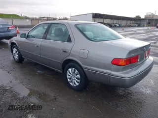 2000 Toyota Camry CE z VIN 4T1BG22K3YU691054, wystawiony jako IAAI lot #41896526 z przebiegiem 303 993 mil mil oraz . Historia ofert i sprzedaży dostępna na DreamBid. Obrazek 3.