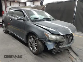2013 Scion tC z VIN JTKJF5C79D3053026, wystawiony jako IAAI lot #42002429 z przebiegiem 95 774 mil mil oraz . Historia ofert i sprzedaży dostępna na DreamBid. Obrazek 1.