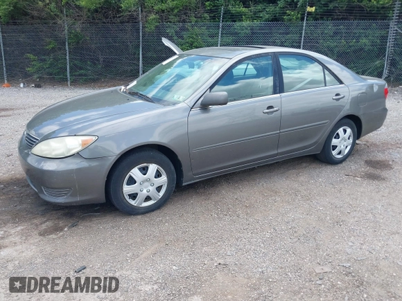 2005 Toyota Camry LE z VIN 4T1BE30K25U605811, wystawiony jako IAAI lot #42309112 z przebiegiem 153 914 mil mil oraz . Historia ofert i sprzedaży dostępna na DreamBid. Obrazek 2.