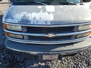 2000 Chevrolet Express with VIN 1GAHG39R8Y1258153, listed as a Copart auction lot 82823374 with 172,336 mi miles and Salvage Title. Bid and sale history available at carsss.com. Image 12.