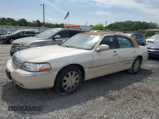 2003 Lincoln Town Car Cartier z VIN 1LNHM83W33Y690270, wystawiony jako Copart lot #51682235 z przebiegiem 118 355 mil mil oraz Szkoda całkowita • Salvage title. Historia ofert i sprzedaży dostępna na DreamBid. Obrazek 1.