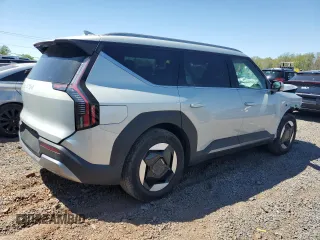 2024 Kia EV9 Wind z VIN KNDAFFS57R6050905, wystawiony jako Copart lot #53863965 z przebiegiem 10 210 mil mil oraz Szkoda całkowita • Salvage title. Historia ofert i sprzedaży dostępna na DreamBid. Obrazek 3.