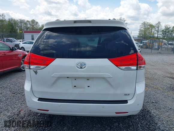 2011 Toyota Sienna XLE AAS z VIN 5TDYK3DC6BS172939, wystawiony jako IAAI lot #42111002 z przebiegiem 172 160 mil mil oraz . Historia ofert i sprzedaży dostępna na DreamBid. Obrazek 17.