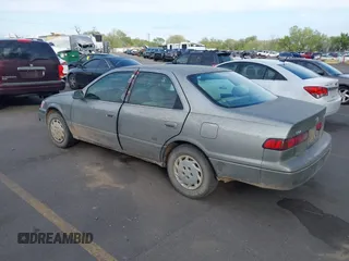 1998 Toyota Camry LE z VIN JT2BG22K8W0144508, wystawiony jako IAAI lot #42083963 z przebiegiem 222 776 mil mil oraz . Historia ofert i sprzedaży dostępna na DreamBid. Obrazek 3.