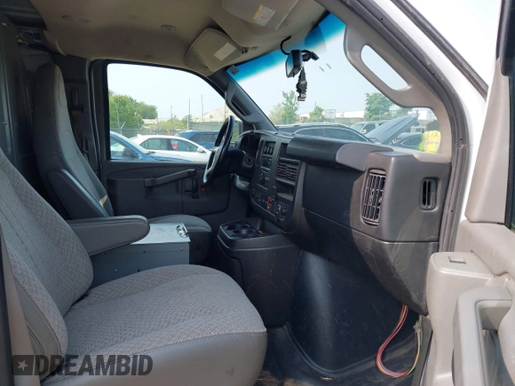 2017 Chevrolet Express Cargo z VIN 1GCWGAFF4H1241069, wystawiony jako IAAI lot #42465525 z przebiegiem 89 006 mil mil oraz . Historia ofert i sprzedaży dostępna na DreamBid. Obrazek 5.