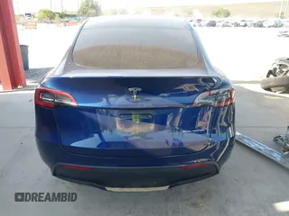 2022 Tesla Model Y Long Range z VIN 7SAYGAEE2NF364733, wystawiony jako IAAI lot #42290231 z przebiegiem 33 907 mil mil oraz . Historia ofert i sprzedaży dostępna na DreamBid. Obrazek 16.