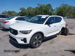 2025 Volvo XC40 Plus Dark Theme с VIN YV4L12UC2S2451557, выставлен на аукционе IAAI как лот 42136456 с пробегом 3 796 миль миль и . История ставок и продаж доступна на DreamBid. Изображение 2.