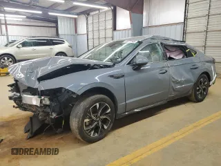 2024 Hyundai Sonata SEL z VIN KMHL64JA2RA406116, wystawiony jako Copart lot #49629345 z przebiegiem Nie podano mil oraz Szkoda całkowita • Salvage title. Historia ofert i sprzedaży dostępna na DreamBid. Obrazek 1.