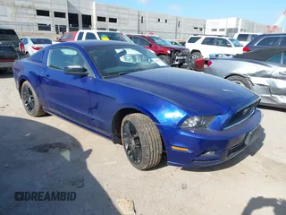 2014 Ford Mustang V6 z VIN 1ZVBP8AM2E5262050, wystawiony jako IAAI lot #42600638 z przebiegiem 208 708 mil mil oraz . Historia ofert i sprzedaży dostępna na DreamBid. Obrazek 1.